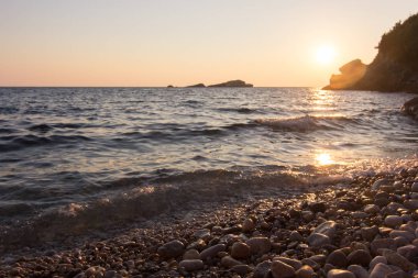 Günbatımı manzara sahil kasabası Karadağ