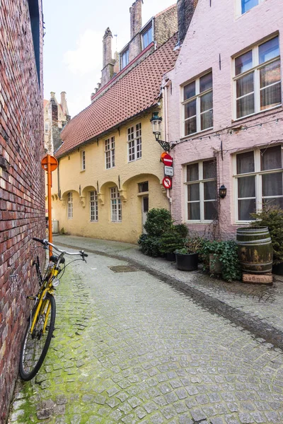 Architektura bicked ulice města Brugge v autonehodě — Stock fotografie