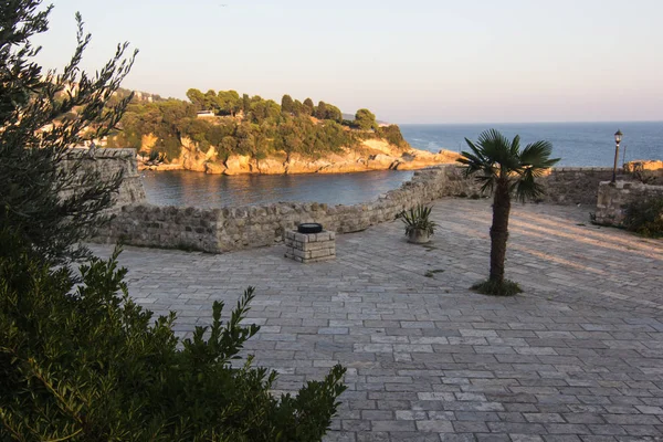 Günbatımı manzara sahil kasabası Karadağ