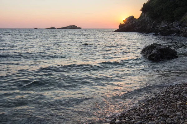 Günbatımı manzara sahil kasabası Karadağ