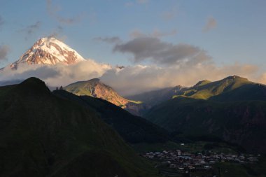 Gündoğumu ışık Dağı Kazbek ve Gergeti Trinity Kilisesi