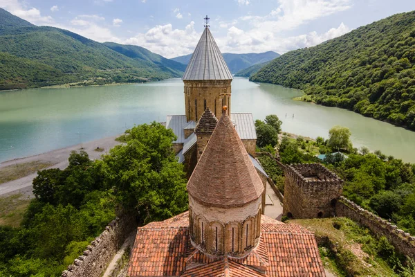 Ananuri karmaşık Kalesi, Gürcistan'daki Aragvi Nehri — Stok fotoğraf