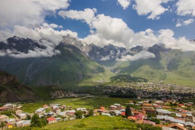 Stepantsminda ve Gergeti köyleri Kazbegi bölgede Rocky ile 