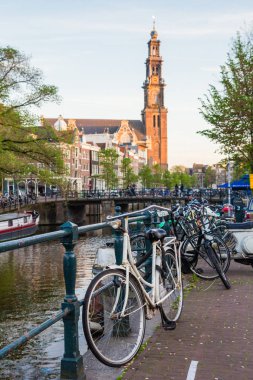 Bisiklet ve tekne sonbahar Amsterdam sokaklarında