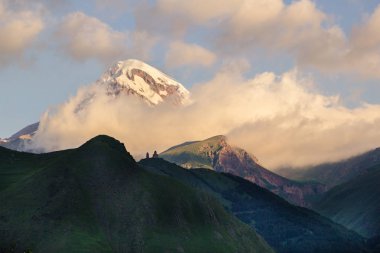 Gündoğumu ışık Dağı Kazbek ve Gergeti Trinity Kilisesi