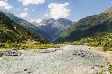 Nehir Svaneti Köyü Kafkas Dağları ve mavi gökyüzü ba