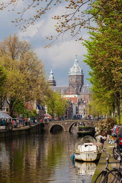 Barcos y casas tradicionales de calle cannal en otoño Amsterda — Foto de Stock