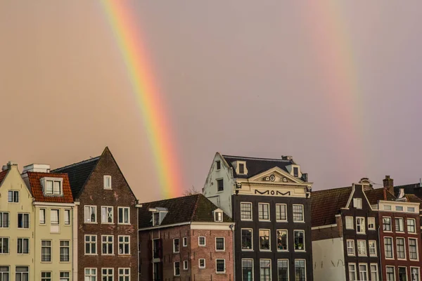 Doble arco iris y casas tradicionales de Amsterdam — Foto de Stock