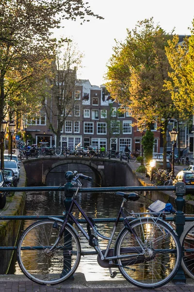 Bicicletas y barcos en las calles de Ámsterdam en otoño — Foto de Stock