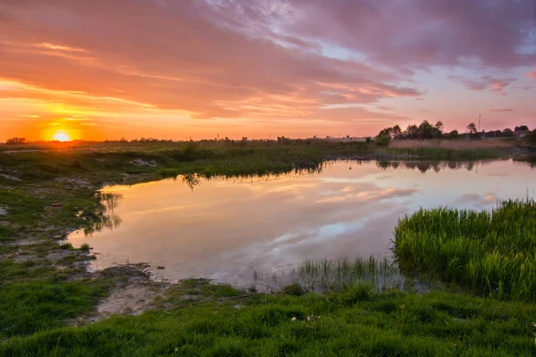 美丽七彩的晚霞，在开拓农村湖 — 图库照片