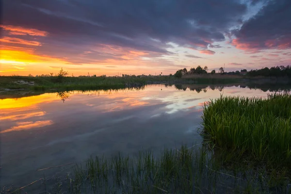 美丽七彩的晚霞，在开拓农村湖 — 图库照片