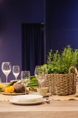 Tablo ayarı dekora çatal bıçak, tabak ve bardak