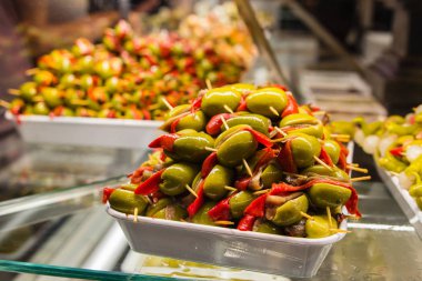 Dolma zeytin kanepe pazarında