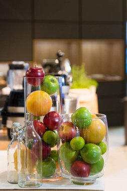 Meyve mutfak üzerinde