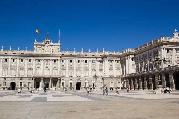 Spain king residence palace in Madrid with national flag on top — Stock Photo, Image