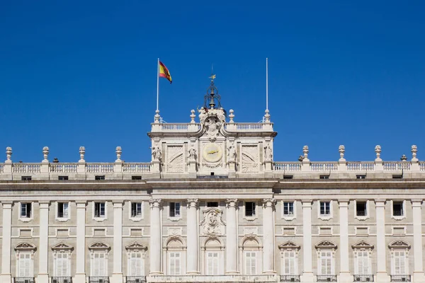 Королевская резиденция Испании в Мадриде с национальным флагом на вершине — стоковое фото