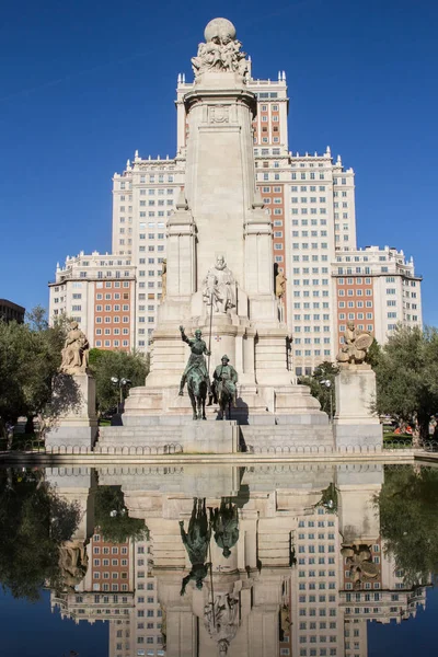Monument of Miguel Cervantes with Don Quixote and Sancho Panza i — Stock Photo, Image