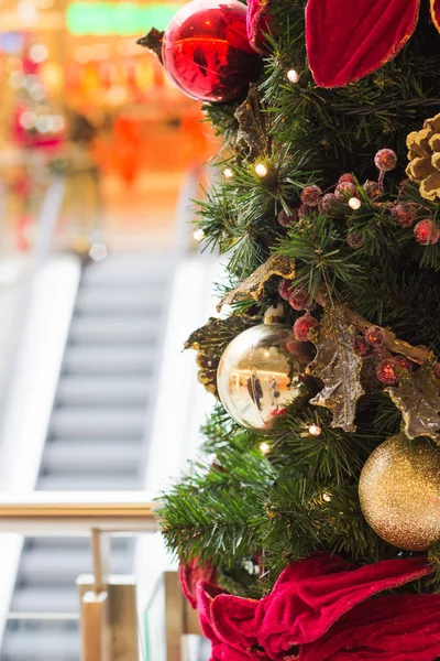 Arbre de Noël dans le centre commercial — Photo