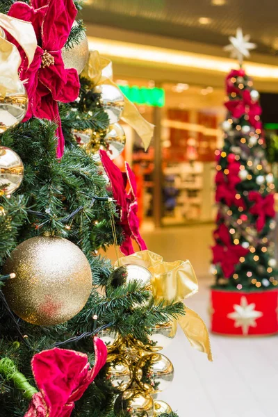 Árbol de Navidad en el centro comercial —  Fotos de Stock