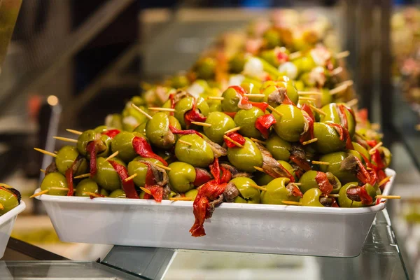 Фаршировані оливки можуть бути на ринку — стокове фото