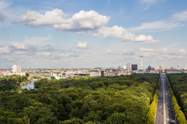 Paisaje urbano de Berlín y carretera en Tiergarten parque paisaje — Foto de Stock