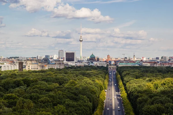 Paisaje urbano de Berlín y carretera en Tiergarten parque paisaje — Foto de Stock