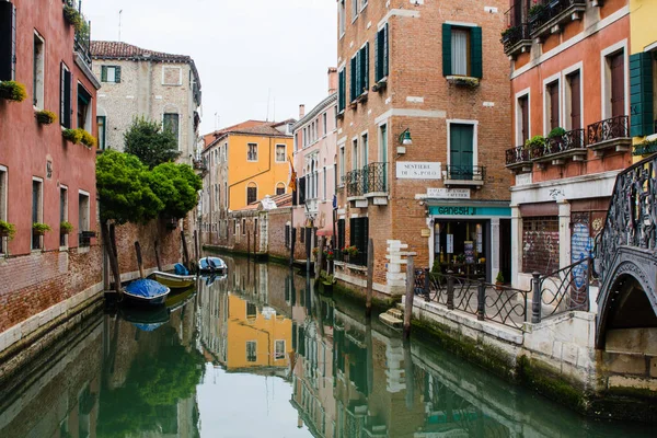 Sokak ve Venezia cannal