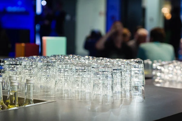 Vasos vacíos en el bar — Foto de Stock