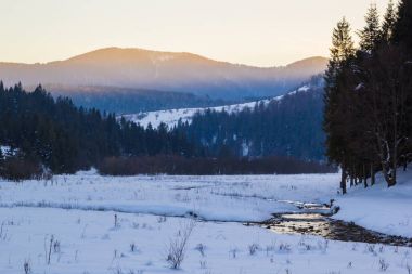 Dağlar manzara mavi kışın parlak turuncu günbatımı