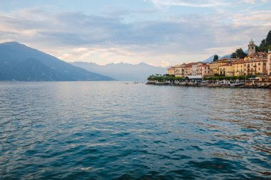 Kuzey İtalya 'nın Lombardy bölgesindeki Como Gölü ve Bellagion kasabasında Dolomite Alpleri' nin arka planına sahip güzel manzara.