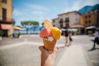Como Gölü yakınlarındaki Menaggio kasabasında renkli İtalyan dondurmalı koni.