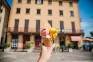 Como Gölü yakınlarındaki Menaggio kasabasında renkli İtalyan dondurmalı koni.
