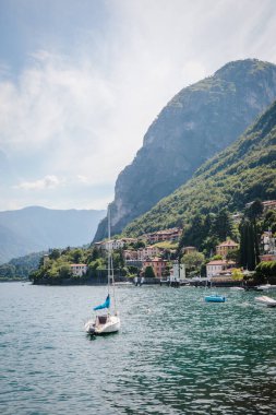 Kuzey İtalya 'nın Lombardy bölgesindeki Como Gölü ve Menaggion kasabasının güzel manzarası