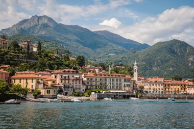 Kuzey İtalya 'nın Lombardy bölgesindeki Como Gölü ve Menaggion kasabasının güzel yaz manzarası