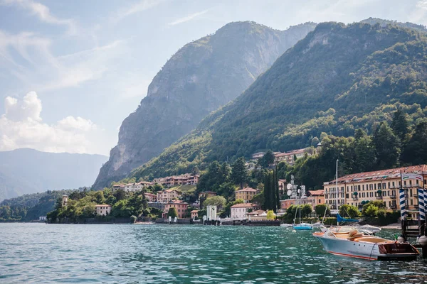 Kuzey İtalya 'nın Lombardy bölgesindeki Como Gölü ve Menaggion kasabasının güzel yaz manzarası
