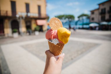 Kuzey İtalya 'da Como Gölü yakınlarındaki Menaggio kasabasında renkli İtalyan dondurmalı koni.