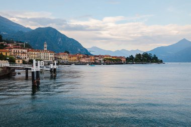 Kuzey İtalya 'nın Lombardy bölgesindeki Como Gölü ve Menaggion kasabasının güzel manzarası