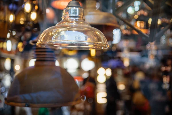 Dekoratörün elektrik departmanında, yumuşak odaklı arka planı olan güzel, modern ampuller.