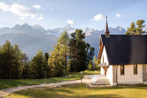 Weißes Haus Mit Dunklem Holzdach Waldnähe Mit Schönen Schweizer Alpen — Stockfoto