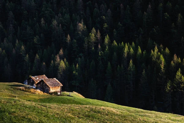 Traditionelle Steinhäuser Auf Der Grünen Wiese Der Nähe Des Wunderschönen — Stockfoto