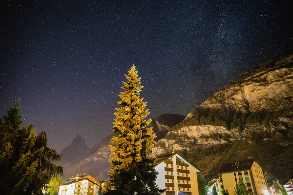 Magical Estrelas Brilhantes Láctea Céu Noturno Perto Montanha Matternhorn Cidade — Fotografia de Stock