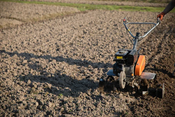 Pequena Máquina Arar Laranja Nas Mãos Agricultor Fazendo Arável Solo — Fotografia de Stock
