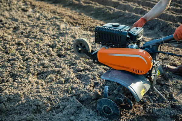 Μικρή Μηχανή Άροσης Πορτοκαλιού Στα Χέρια Γεωργού Που Παράγει Αρόσιμο — Φωτογραφία Αρχείου