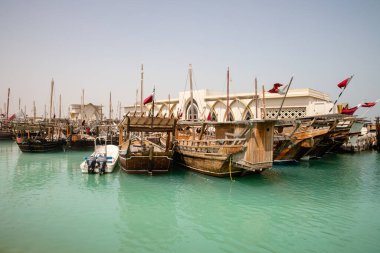Katar, Doha City 'deki ahşap gemilere ve Dhow Limanı binasına bakın.