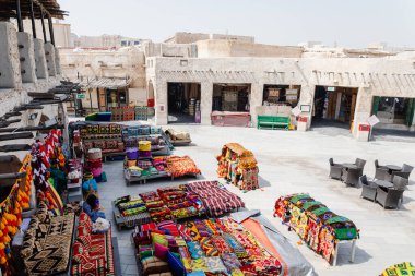 Doha Şehri, Katar - 2 Mart 2020: Katar 'ın Doha şehrinde halı ve giysi satan geleneksel Arap pazarı Souq Waqif' e bakın