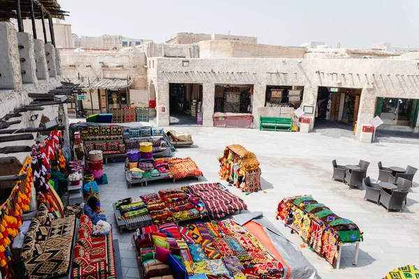 卡塔尔多哈市 2020年3月2日 对传统阿拉伯市场的看法Souq Waqif在卡塔尔多哈市销售地毯和服装 — 图库照片