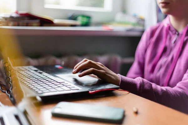 Ung Kaukasisk Flicka Rosa Tröja Vid Datorn Medan Studerar Online — Stockfoto