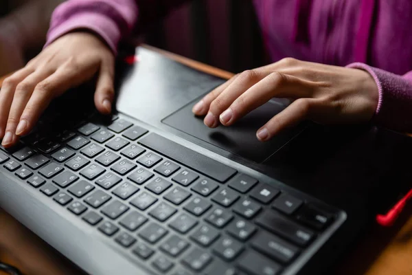 Jong Kaukasisch Meisje Roze Trui Computer Tijdens Het Bestuderen Van — Stockfoto