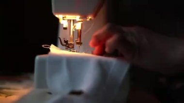 Çalışırken beyaz dikiş makinesi