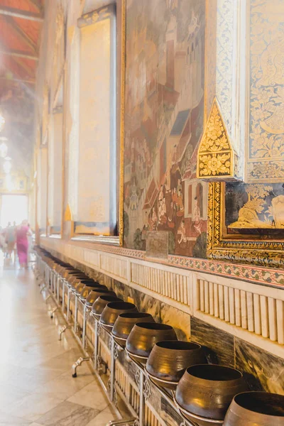 Rij Van Gouden Boeddistische Aalmoezen Kommen Wat Pho Wat Phra — Stockfoto